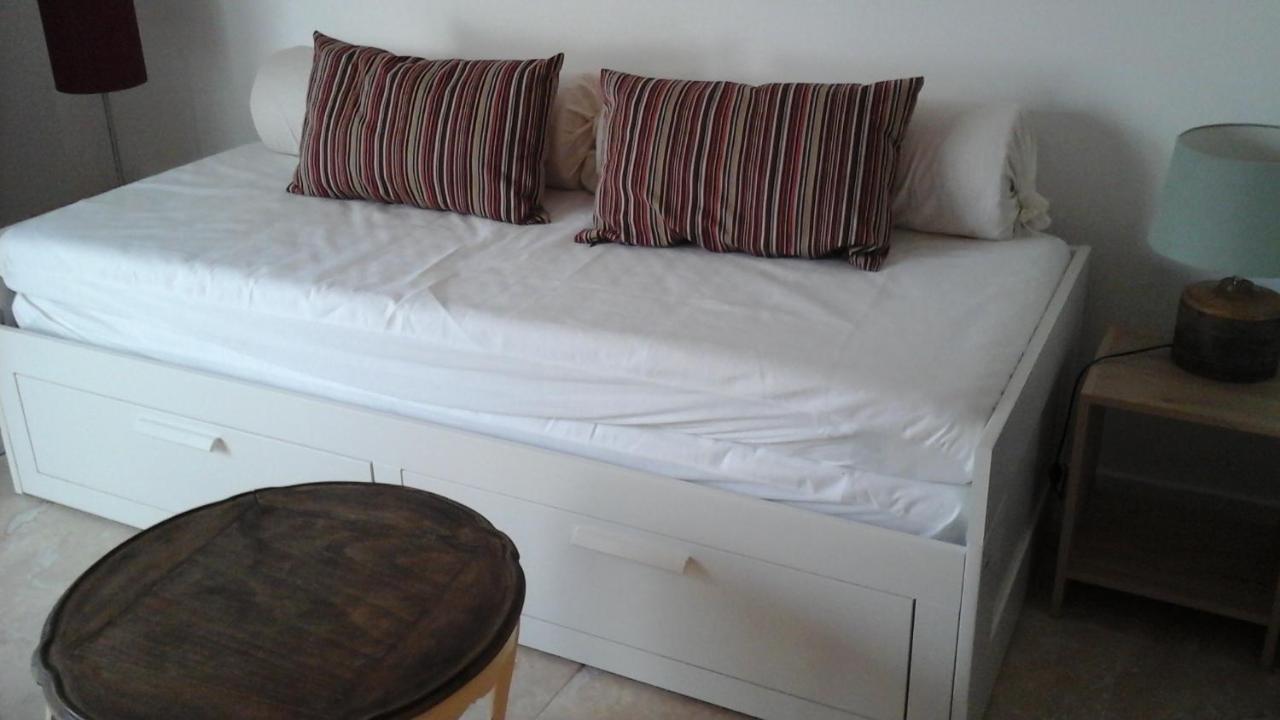 Kira Hotel Uzès Екстериор снимка